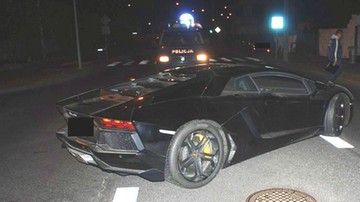 Otwarte Lamborghini na środku skrzyżowania. Ktoś je porzucił