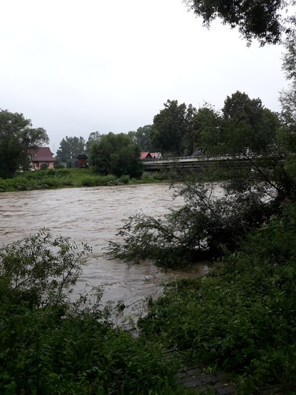 Wezbrany Dunajec zalał stadion w Łopusznej