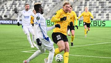 Dw&oacute;ch piłkarzy w akcji podczas meczu piłki nożnej.