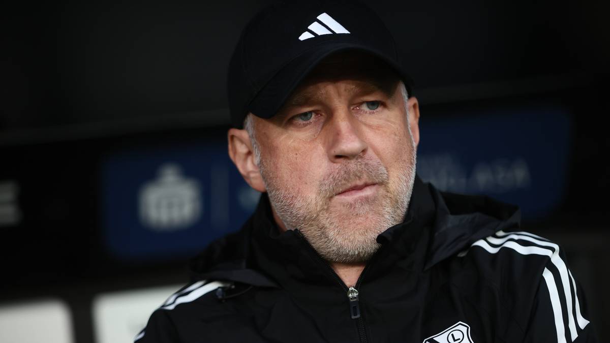 Portret trenera piłkarskiego w czapce z daszkiem i bluzie sportowej.