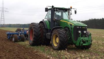 Niemiec wyjechał traktorem w niedzielę. Sąsiedzi wezwali policję