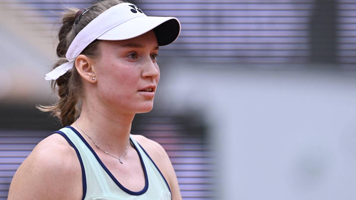 Elena Rybakina, tenisistka, podczas meczu, w białym daszku i sportowym stroju.