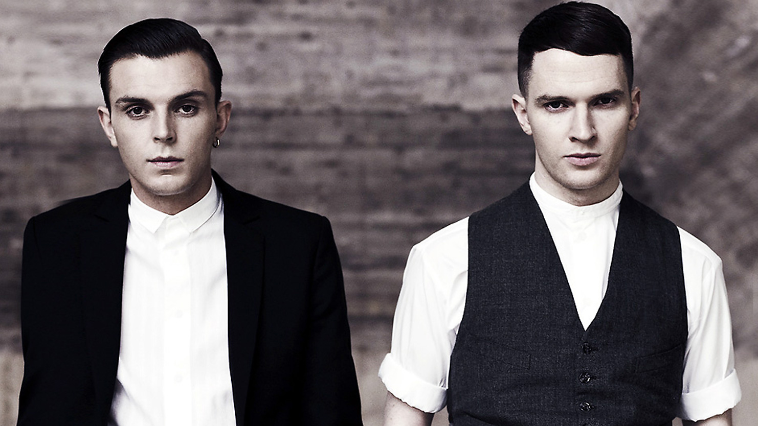 Hurts official. Группа хертс. Hurt. Английская группа hurts. Hurts 2015.