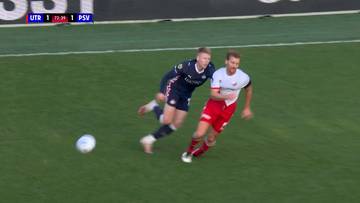 Dwóch piłkarzy ściga się z piłką na boisku podczas meczu pomiędzy FC Utrecht a PSV Eindhoven.