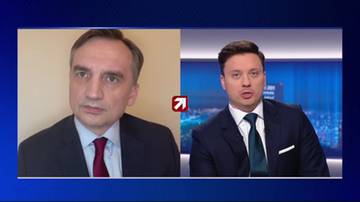 Dwaj mężczyźni w garniturach, jeden przedstawiony jako zbliżenie na twarz, drugi w kontekście programu informacyjnego.