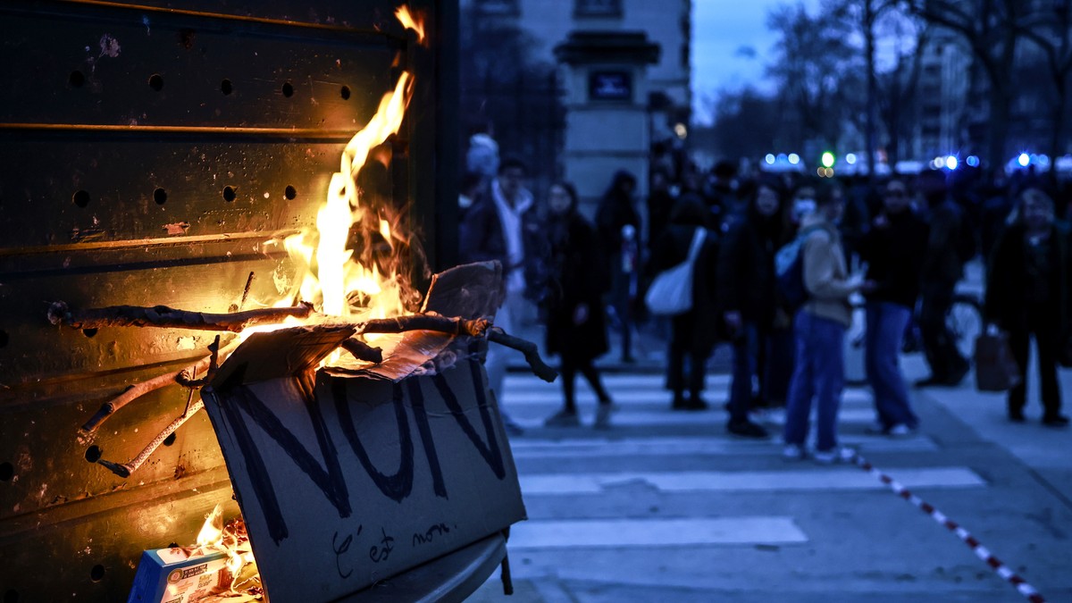 Reforma emerytalna we Francji i wotum nieufności dla rządu. Protesty w Paryżu i innych miastach