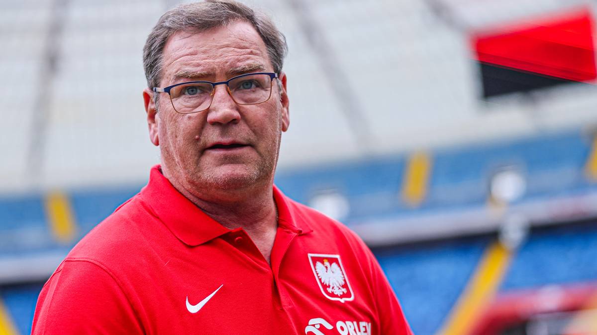 Portret mężczyzny w czerwonej koszulce reprezentacji Polski.