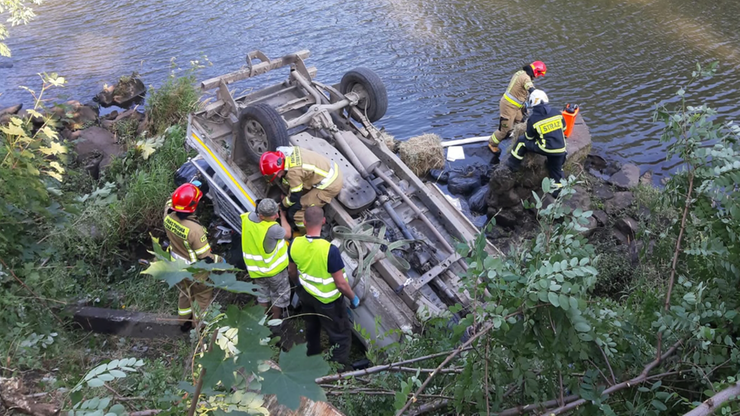 Śląskie: Samochód dostawczy wypadł z drogi i wpadł do rzeki