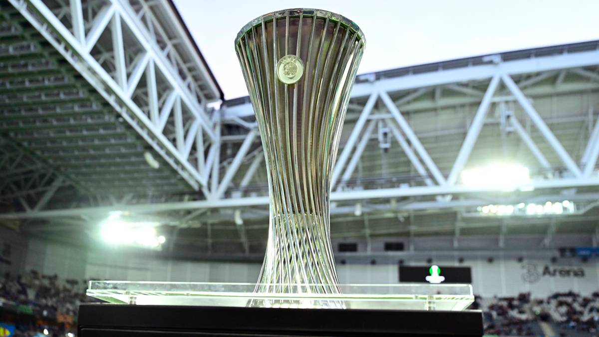 Puchar Ligi Europy na tle stadionu