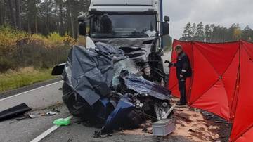 Osobówka wjechała pod tira. Pasażerowie i kierowca nie mieli szans