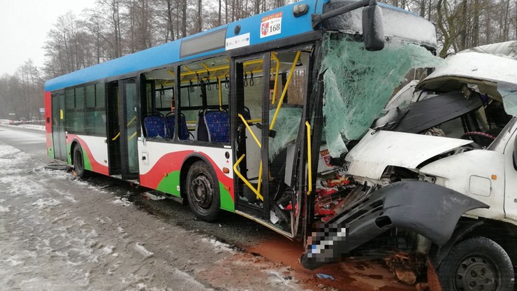 Dostawczy bus zderzył się z autobusem miejskim. Jedna osoba nie żyje