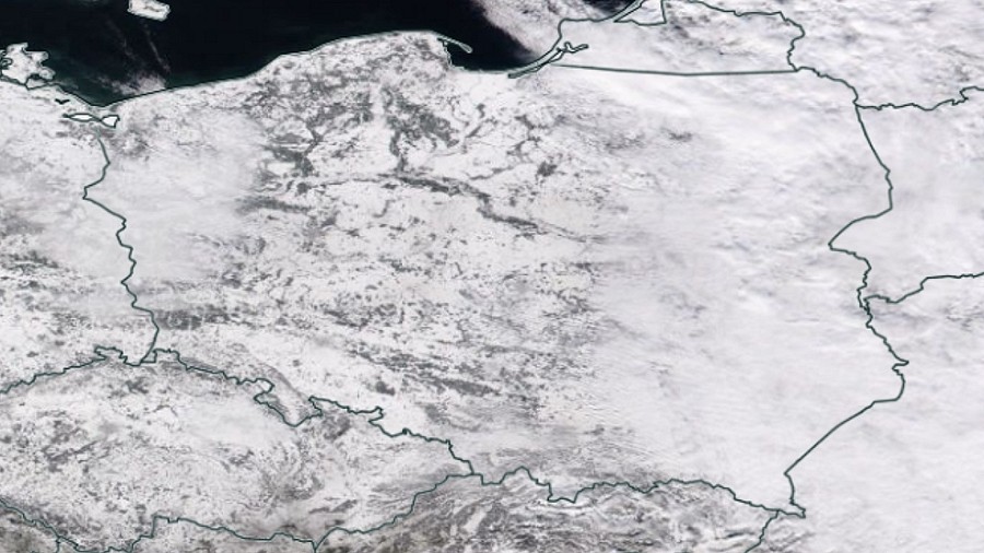Zdjęcie satelitarne Polski pod śniegiem w dniu 14 lutego 2021 roku. Fot. NASA.