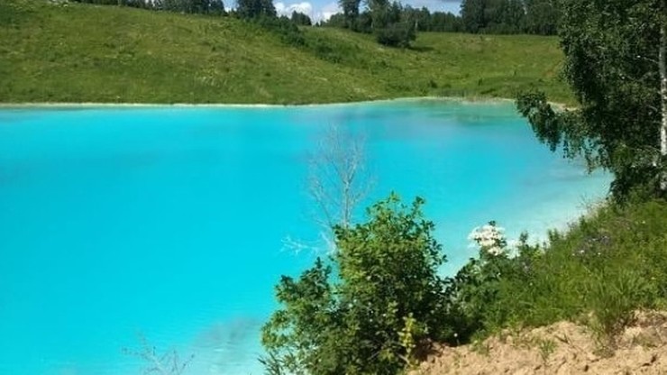 Turkusowe "jezioro" kusi instagramowiczów. Elektrownia ostrzega: to wysypisko odpadów