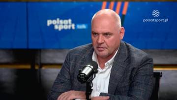 Mężczyzna siedzi przed mikrofonem, w tle logo Polsat Sport.