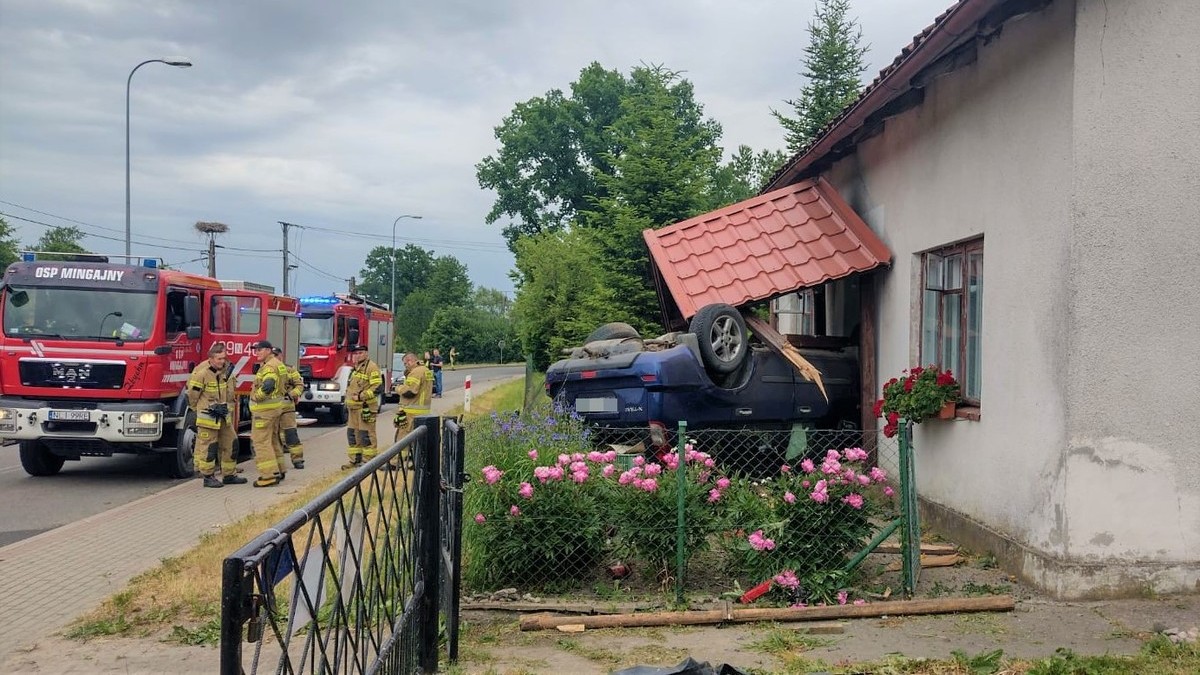 Mingajny. Samochód zatrzymał się na domu. 19-latek trafił do szpitala