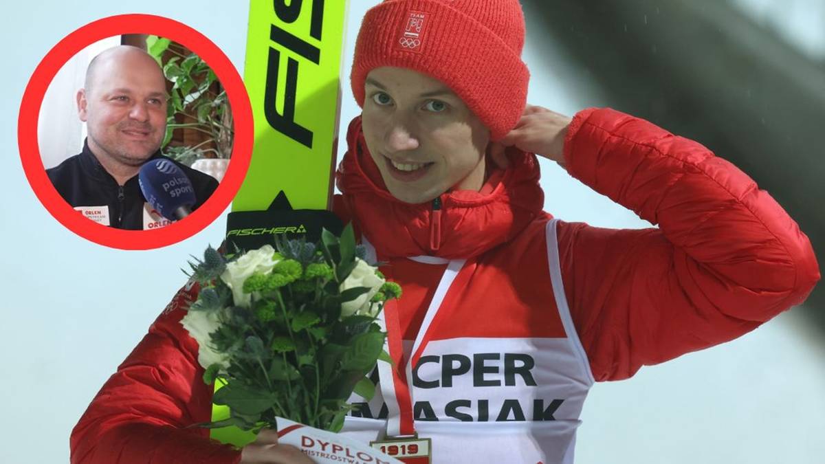 Skoczek narciarski Kacper Tomasiak z medalem i bukietem kwiat&oacute;w, obok trener Sławomir Hankus.