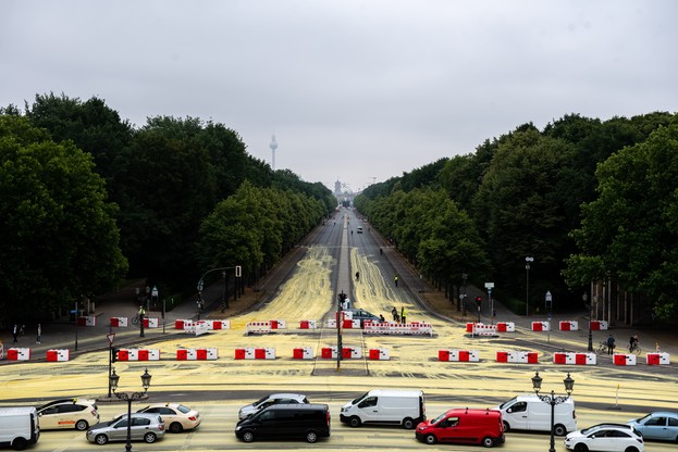 Protest Greenpeace. Wylali 3 tysiące litrów farby na rondo wokół Kolumny Zwycięstwa w Berlinie