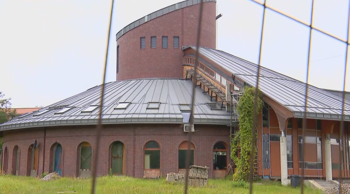 Proboszcz wydał pół miliona na płyn do dezynfekcji. Teraz mogą zlicytować kościół