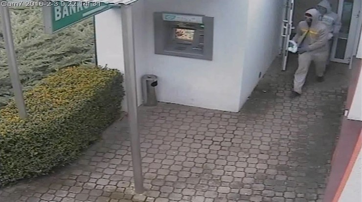 Napad na bank w Gniewinie - policja opublikowała nagranie z monitoringu
