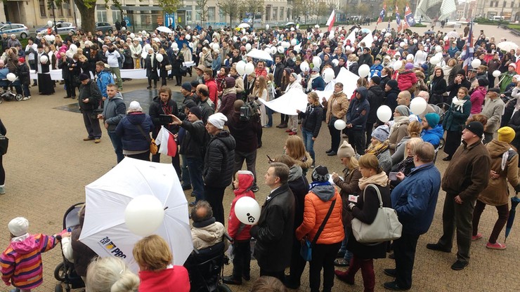 "Biały Marsz" przeciwników aborcji w Poznaniu. Na czele pochodu niesiono białe trumienki