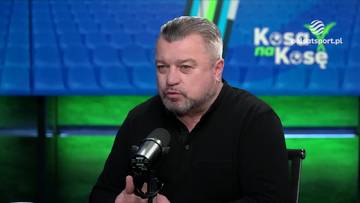 Roman Kosecki, były piłkarz, m&oacute;wi do mikrofonu podczas programu sportowego.