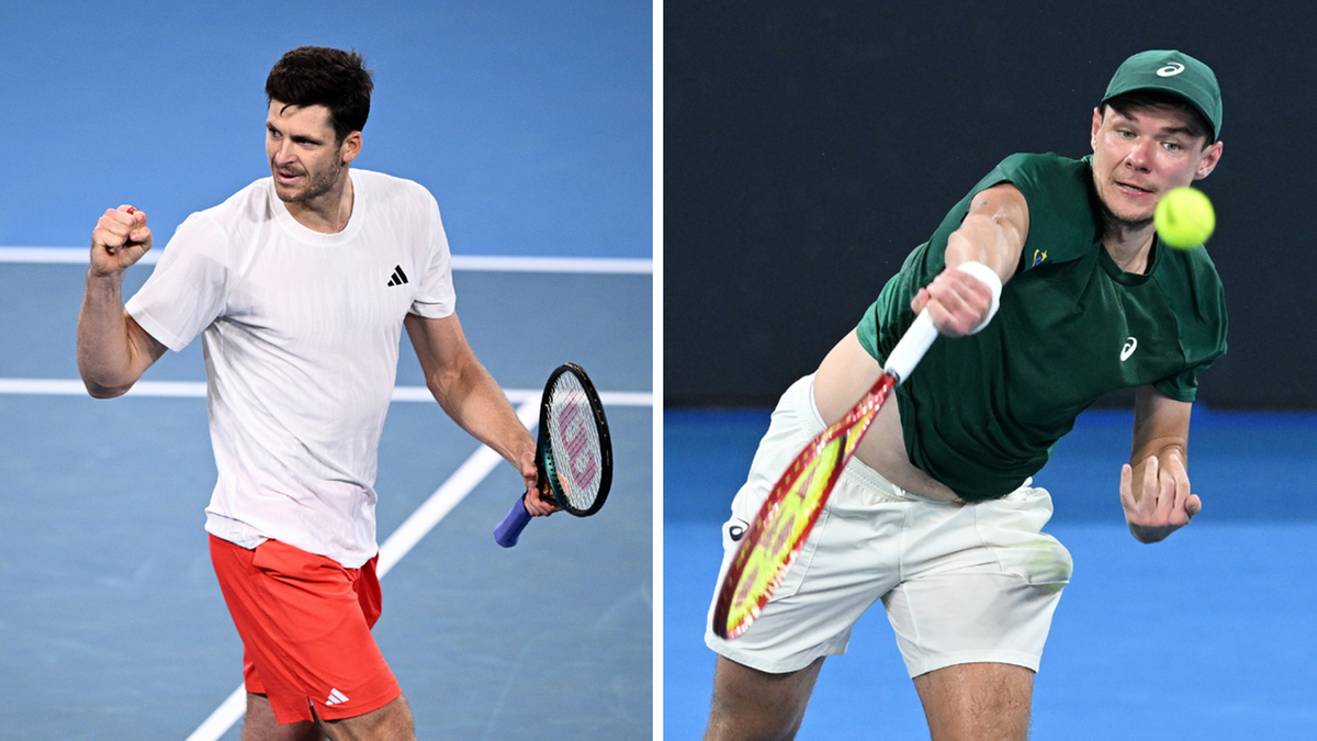 Dw&oacute;ch tenisist&oacute;w na korcie tenisowym, po lewej zawodnik świętujący punkt, po prawej wykonujący uderzenie.