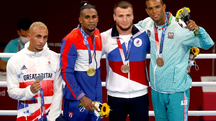 Tokio 2020. Brytyjski bokser Ben Whittaker niepocieszony, zdjął medal na podium igrzysk olimpijskich