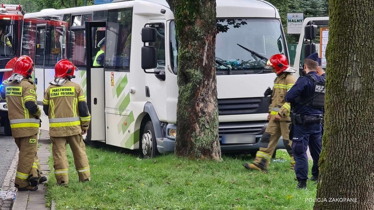 Zakopane. Bus uderzył w drzewo. 10 osób rannych, poszkodowane dzieci