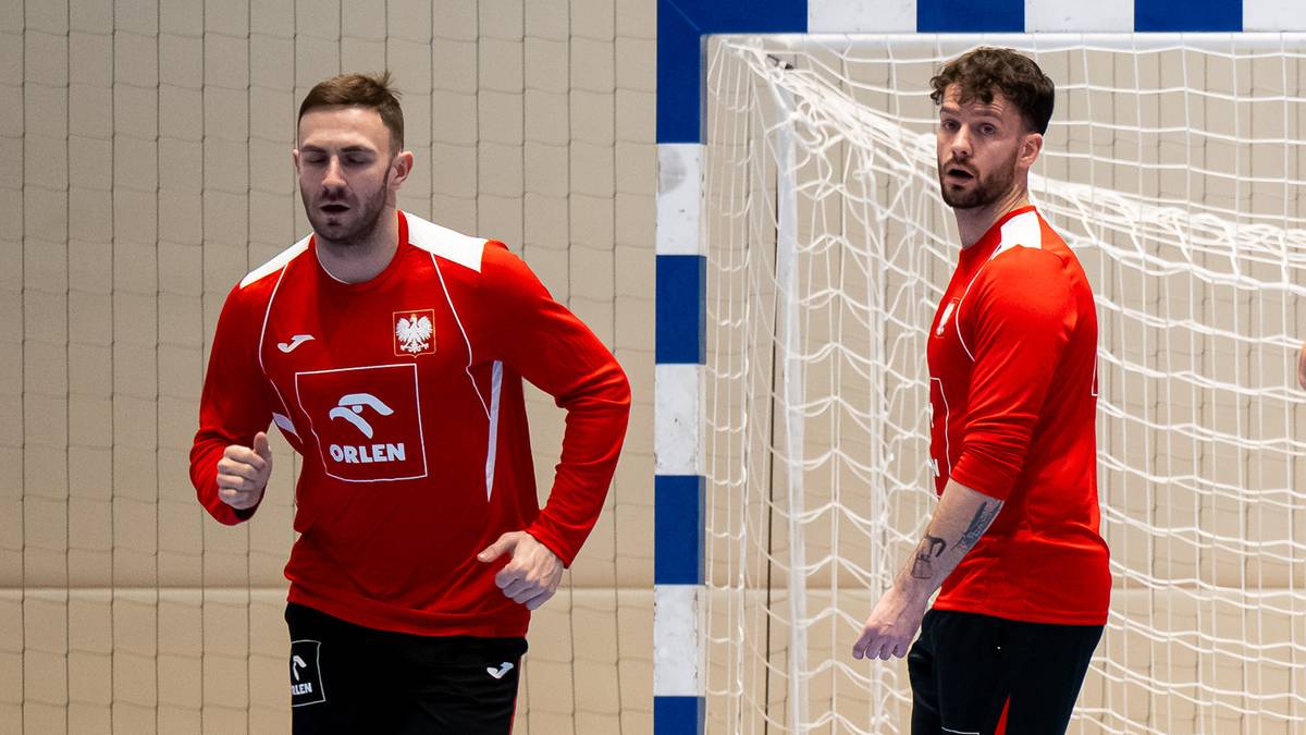Pięciu piłkarzy ręcznych reprezentacji Polski w czerwonych strojach sportowych trenuje na hali sportowej przed bramką.