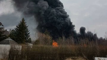 Pożar hali we Wrocławiu. Z ogniem walczy szesnaście zastępów straży pożarnej