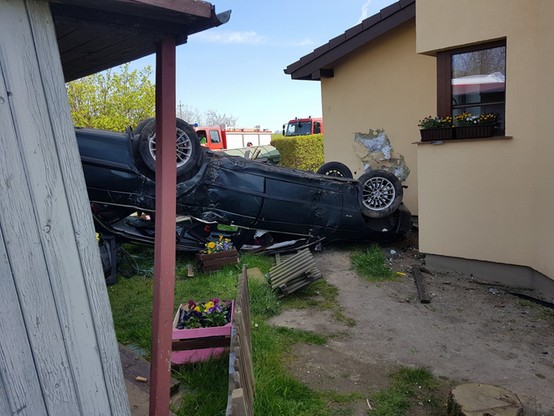 Wypadek w Wierzchominie. Samochód do góry kołami w ogrodzie