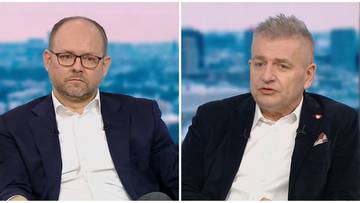 Dwaj mężczyźni, jeden w okularach po lewej, drugi z siwymi włosami po prawej, siedzą w studiu telewizyjnym.