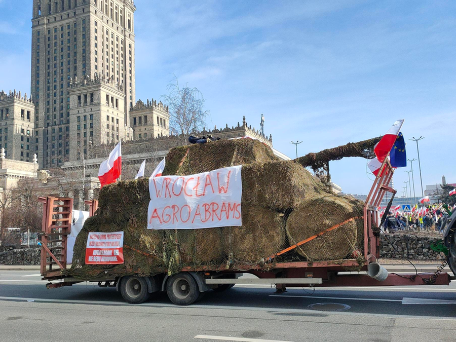 Rolnicy zgromadzili się w centrum Warszawy