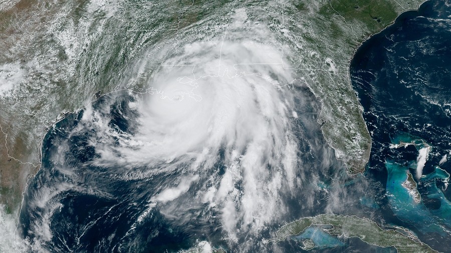 Zdjęcie satelitarne huraganu Ida w momencie uderzenia w wybrzeża Luizjany 29 sierpnia 2021 roku. Fot. NOAA.