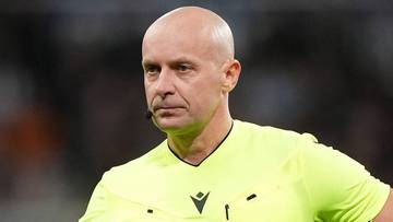 Portret sędziego piłkarskiego Szymona Marciniaka w żółtej koszulce sędziowskiej