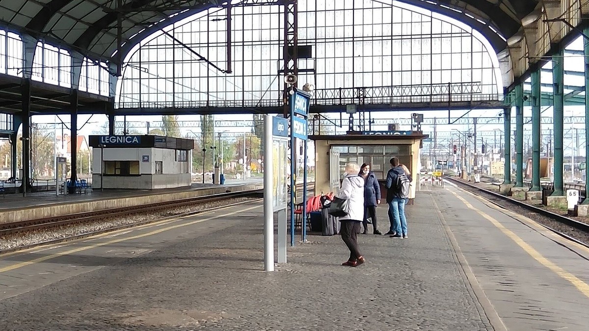 Legnica: Dworzec PKP bez prądu. Ktoś ukradł kabel