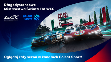Dwa samochody wyścigowe ścigają się na torze wyścigowym, z logo WEC i Polsat Sport. Na tle znajduje się trybuna z włoską flagą.
