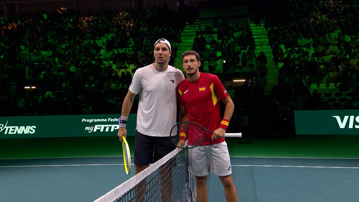 Pablo Carreño Busta i Jan-Lennard Struff stoją przy siatce tenisowej.