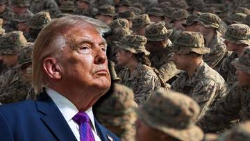 Donald Trump na pierwszym planie, za nim grupa żołnierzy w mundurach.