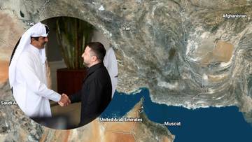 Prezydent Ukrainy Wołodymyr Zełenski ściska dłoń emira Kataru Tamimowi bin Hamadowi Al Thaniemu na tle mapy Bliskiego Wschodu.