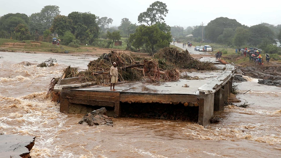 Zniszczenia po cyklonie Idai w Mozambiku. Fot. Reuters / Philimon Bulawayo.