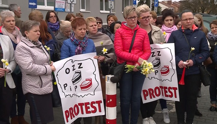 Pikieta pielęgniarek przed szpitalem w Staszowie. Grożą odejściem od łóżek pacjentów