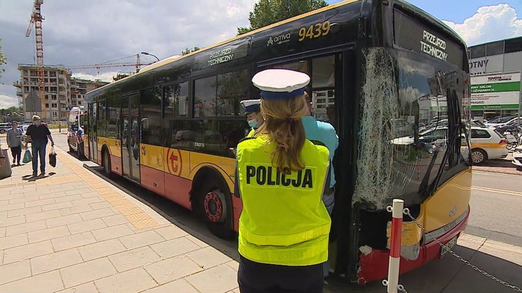 Wypadek autobusu na warszawskich Bielanach. Są zarzuty dla kierowcy