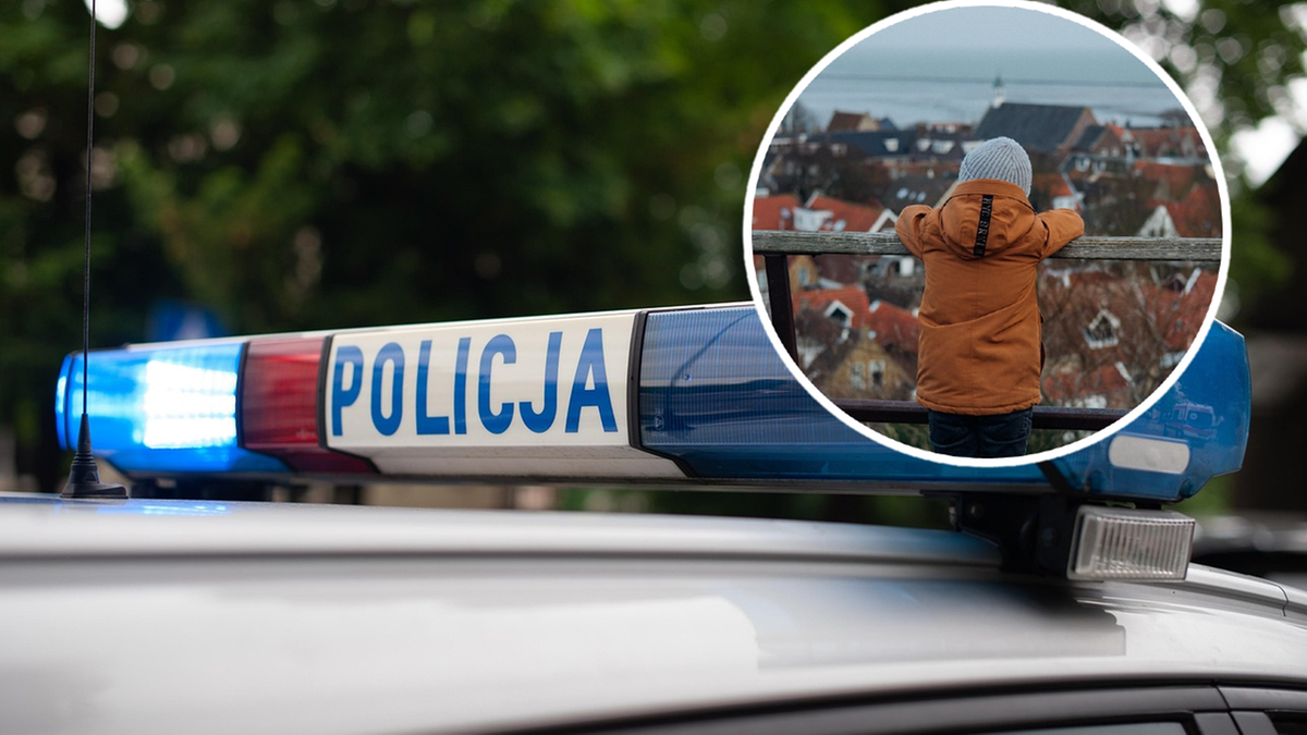 Górna część radiowozu policyjnego z włączonym niebieskim kogutem, na pierwszym planie. W prawym górnym rogu znajduje się okrągłe zdjęcie przedstawiające małego chłopca w zimowej kurtce, patrzącego w oddali na zabudowania mieszkalne i morze.