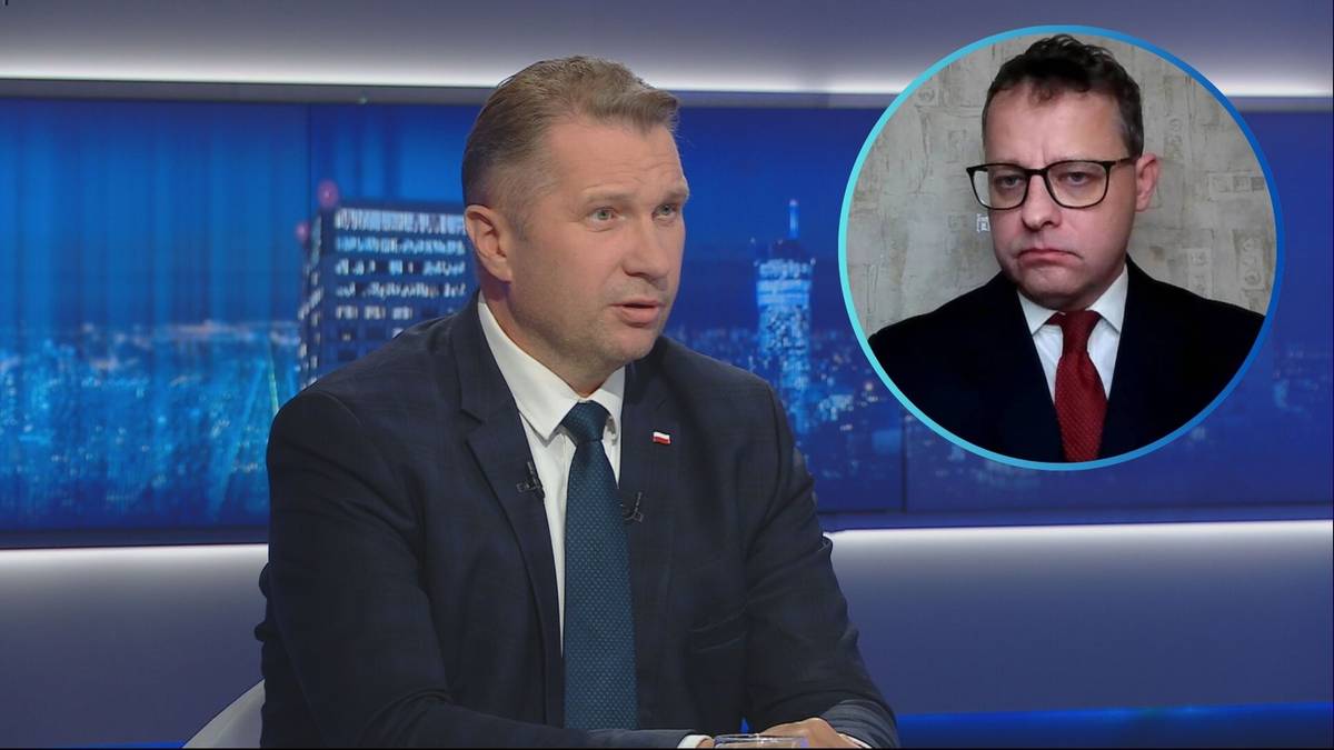 Mężczyzna w garniturze i krawacie wypowiadający się w studiu telewizyjne, z wizerunkiem drugiego mężczyzny w okrągłej winiecie w tle.