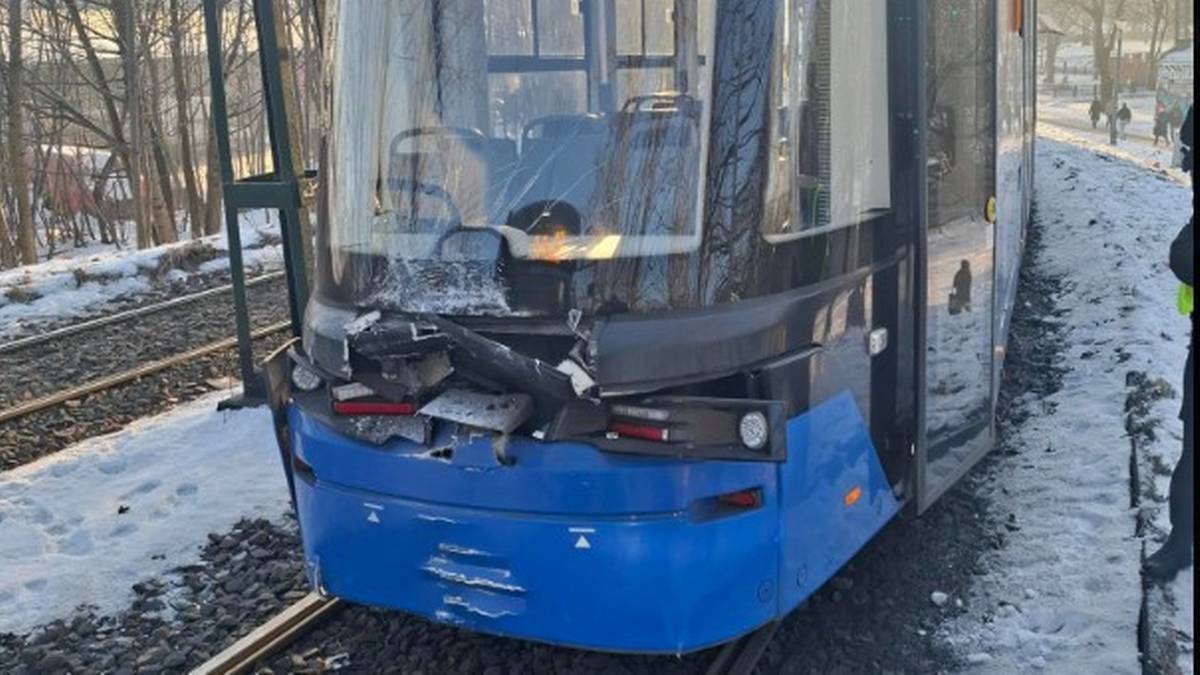 Uszkodzony tramwaj po kolizji na torach.