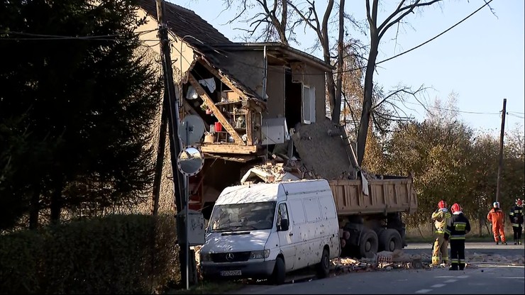 Piława Dolna: ciężarówka wjechała w budynek. Na miejscu policja i strażacy [WIDEO]