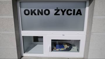 Dziewczynka w oknie życia w Białymstoku. Przy dziecku znaleziono list