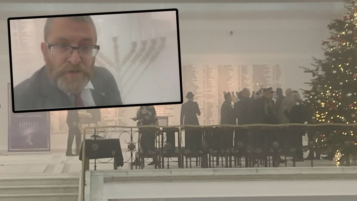 Skandaliczne sceny w Sejmie. G. Braun zgasił świecę chanukową przy użyciu gaśnicy