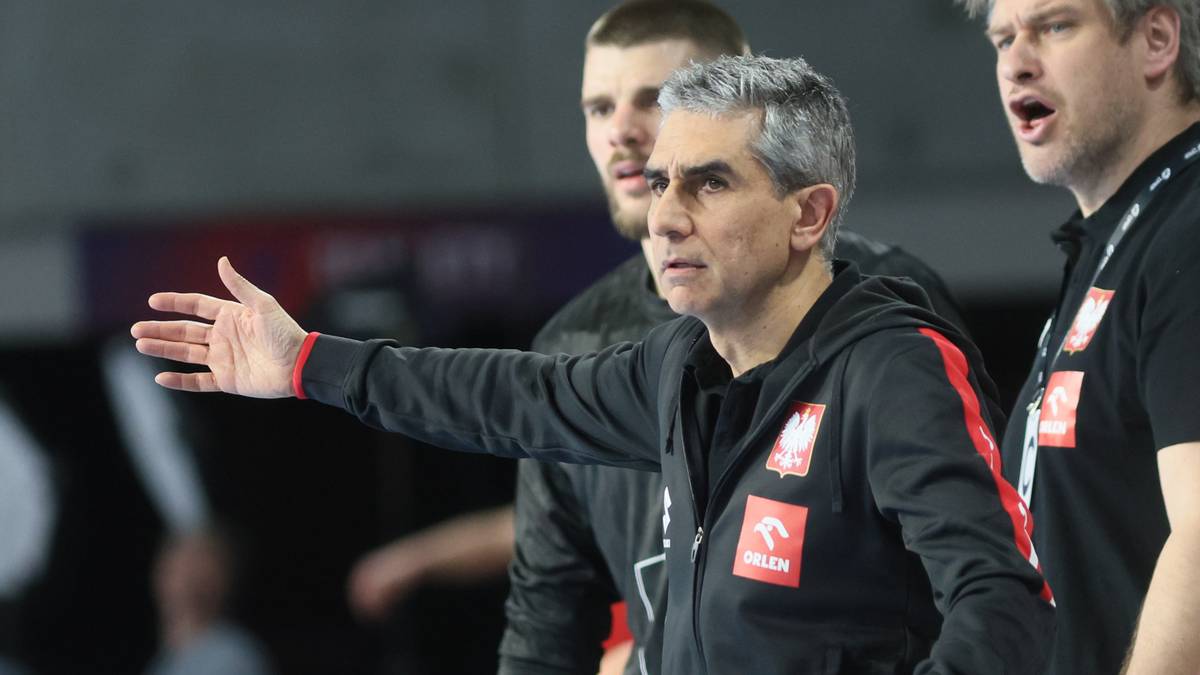 Trener Tałant Dujszebajew gestykuluje, udzielając wskaz&oacute;wek swoim zawodnikom.